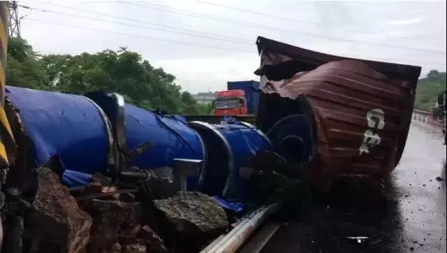 突發！集卡貨車撞壞橋墩，此路段將封道一個月！運費上漲！