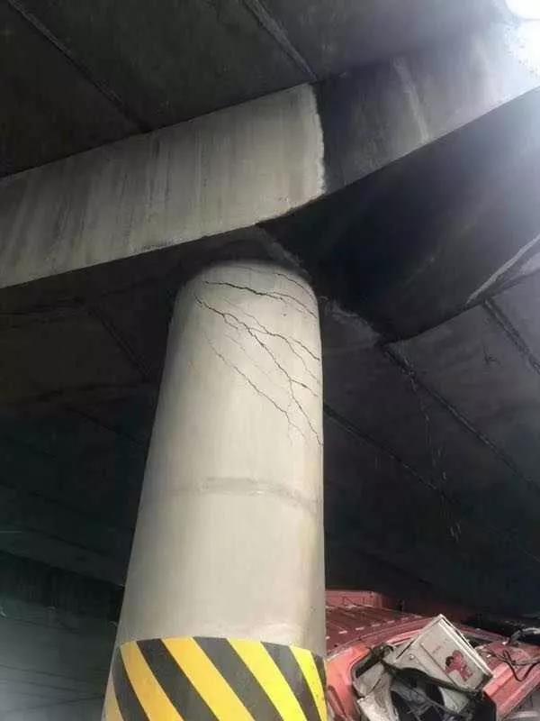 突發！集卡貨車撞壞橋墩，此路段將封道一個月！運費上漲！