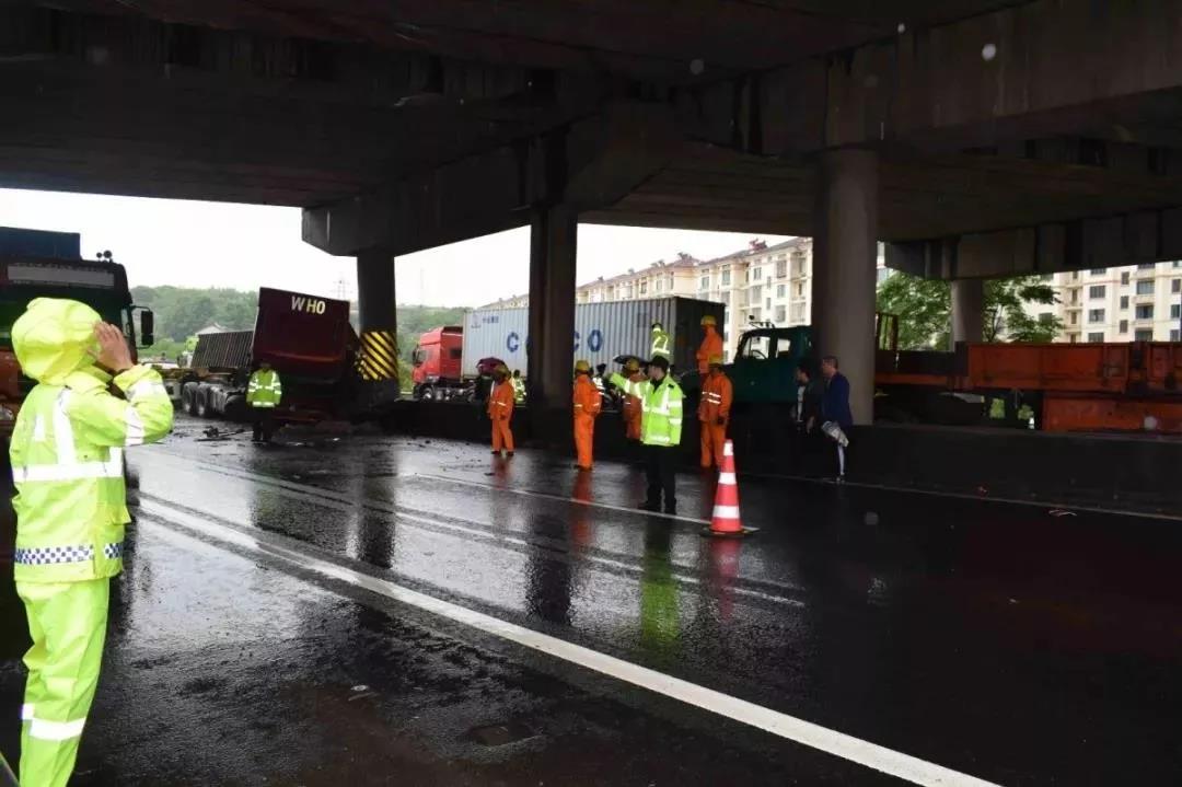 突發！集卡貨車撞壞橋墩，此路段將封道一個月！運費上漲！
