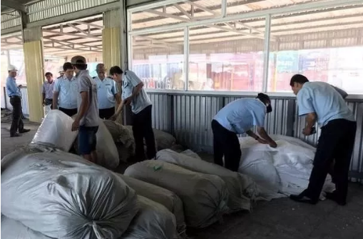 偽造越南原產地證從胡志明轉口美國？剛剛，這些中國貨柜在被越南海關查扣！