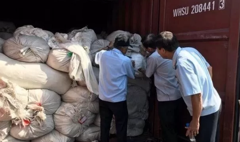 偽造越南原產地證從胡志明轉口美國？剛剛，這些中國貨柜在被越南海關查扣！